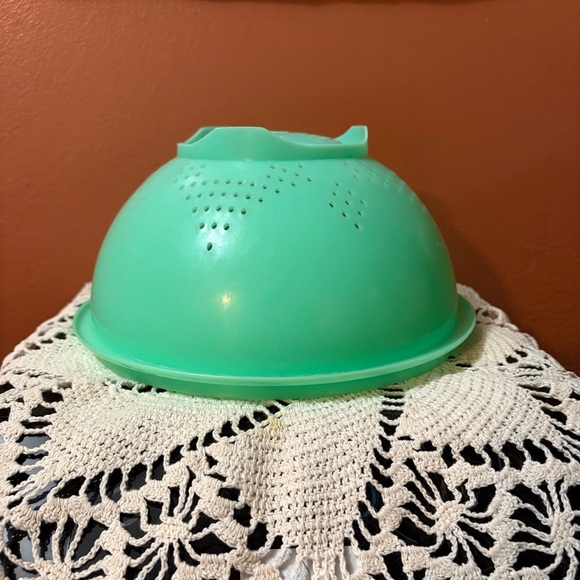 Vintage Tupperware Colander - Picture 2 of 4